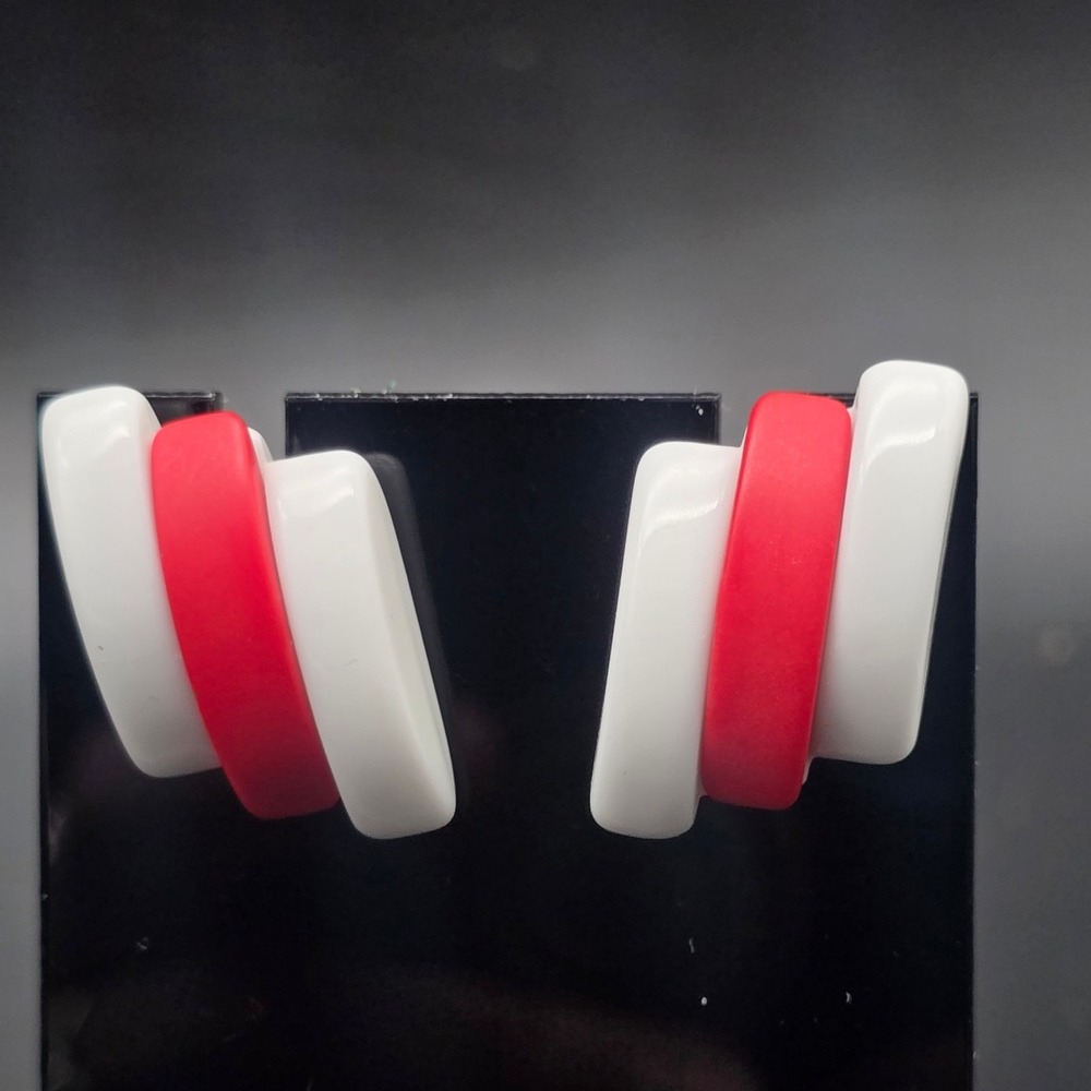 Avon 1986 Spectator Earrings White Brick Red Plastic Stud Pierced Vintaage